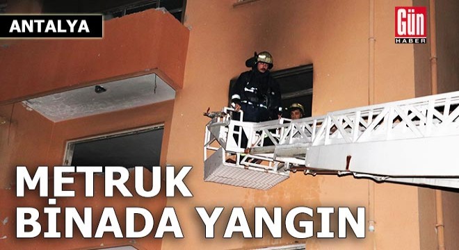 Antalya'da 4 katlı metruk binada yangın