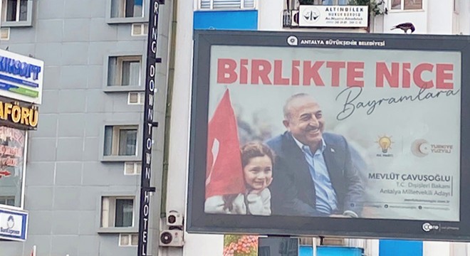 Antalya'da Çavuşoğlu'nun bayraklı afişleri kaldırıldı