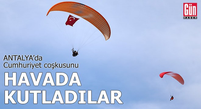 Antalya'da Cumhuriyet coşkusunu havada kutladılar