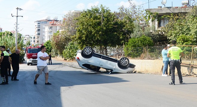 Antalya'da anne ile kızı kazada yaralandı