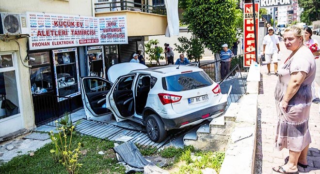 Antalya'da apartman bahçesine uçan araçta 2 yaralı