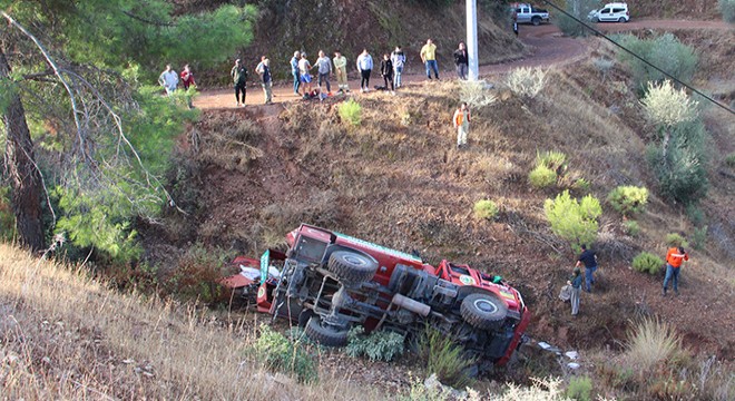 Antalya'da arazöz yamaca devrildi: 3 yaralı