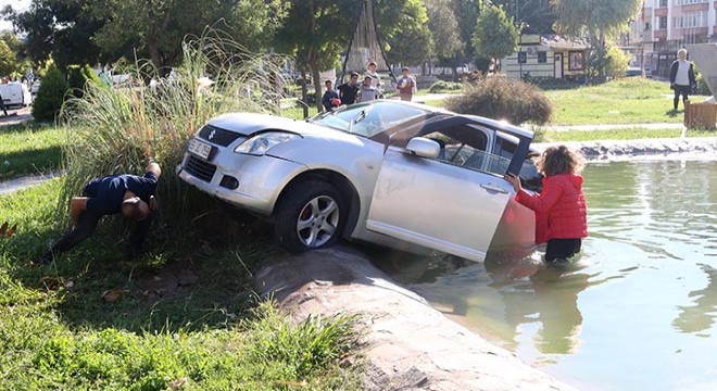 Antalya'da bir otomobil, parktaki havuza düştü