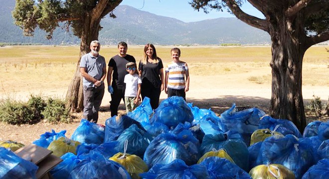 Antalya'da can çekişen Avlan Gölü'nü temizlediler