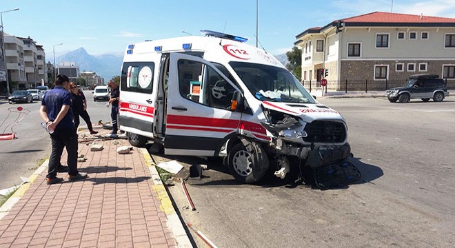 Antalya'da ciple çarpışan ambulansın şoförü yaralandı