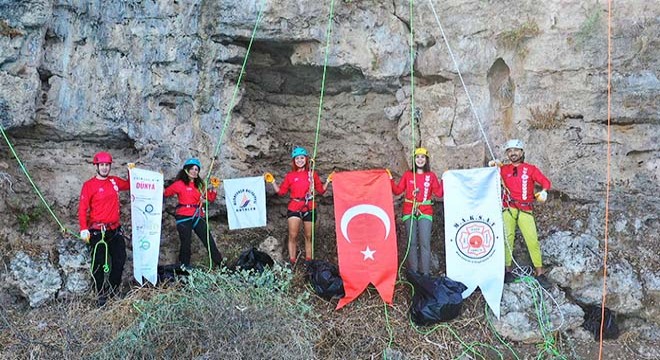 Antalya'da dağcılar falezlerde temizlik yaptı