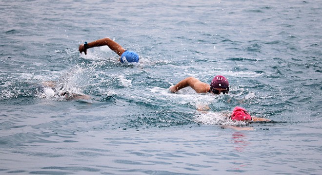 Antalya'da deniz kirliliğine dikkat çekmek için yüzdüler