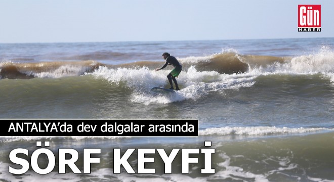 Antalya'da dev dalgalar arasında sörf keyfi