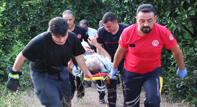 Antalya'da devrilen kamyonetten itfaiye çıkardı