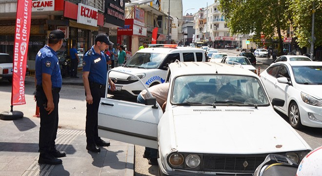 Antalya'da direksiyon başında omzundan yaralandı