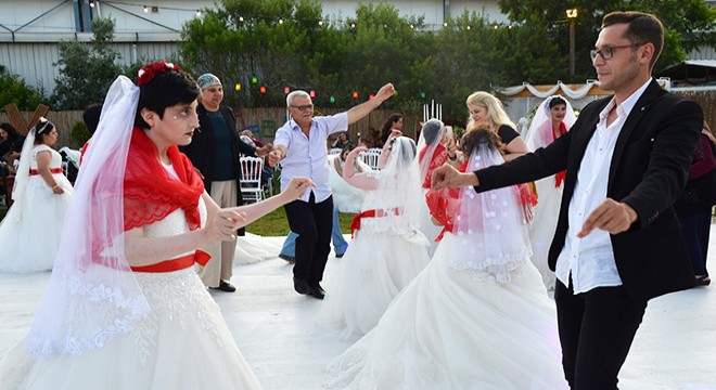 Antalya'da down sendromlu bireylerin düğün sevinci