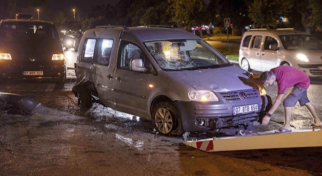 Antalya'da ehliyetsiz sürücü otomobili hurdaya çıkardı