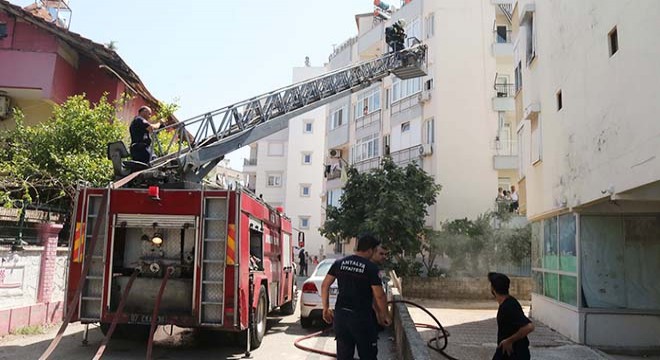 Antalya'da ev yangını büyümeden söndürüldü