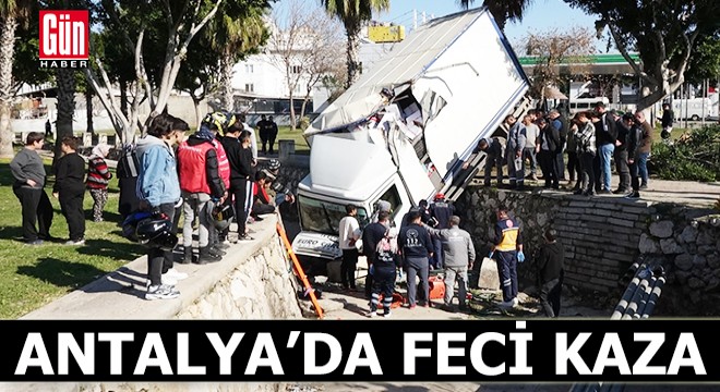 Antalya'da feci kaza! Kamyonet kanala düştü