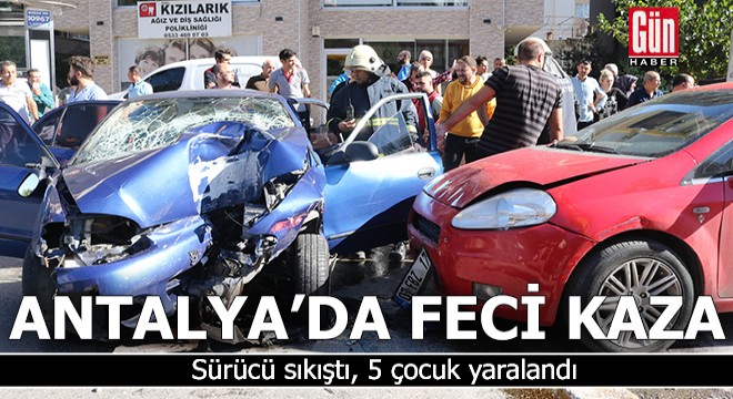 Antalya'da feci kaza! Sürücü sıkıştı, 1'i bebek 5 çocuk yaralı