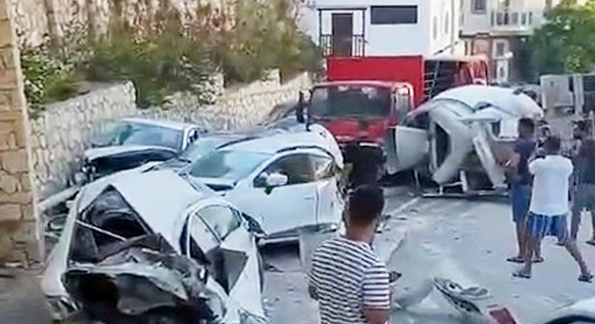 Antalya'da freni boşalan mikser araçlara çarpıp, devrildi