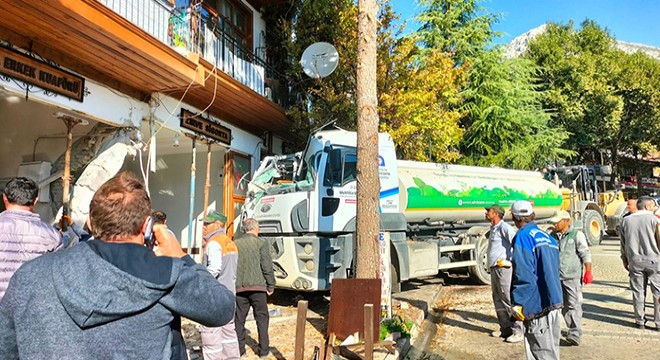 Antalya'da freni boşalan tanker dükkanlara çarptı