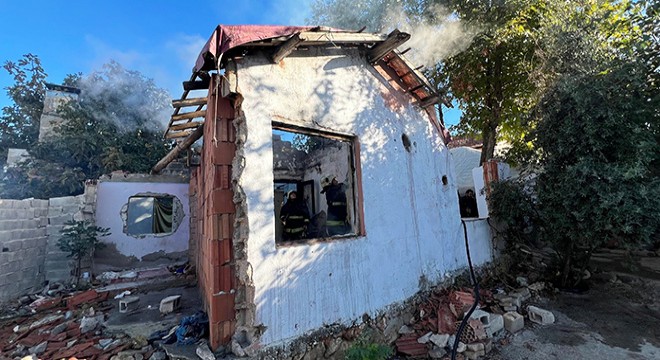 Antalya'da gecekondu yangınını itfaiye söndürdü