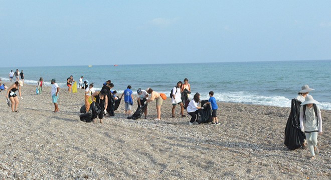 Antalya'da gönüllü gençlerden sahil temizliği