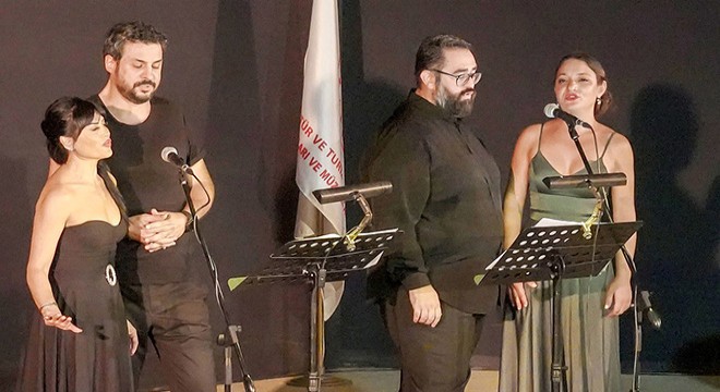 Antalya'da gün batımında opera