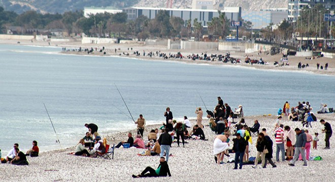 Antalya'da güneşli havada sahil doldu