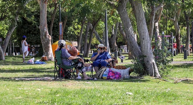 Antalya'da güneşten korunmak için sığınacak yer aradılar