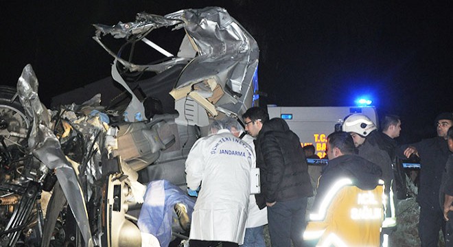 Antalya'da hafif ticari araç tıra çarptı: 1 ölü, 1 yaralı