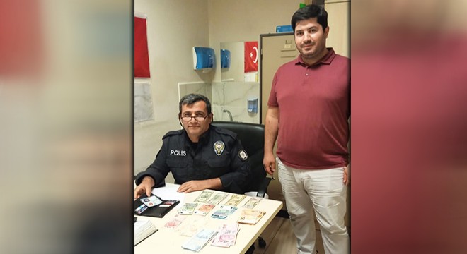 Antalya'da hastane polisi bulduğu parayı sahibine teslim etti