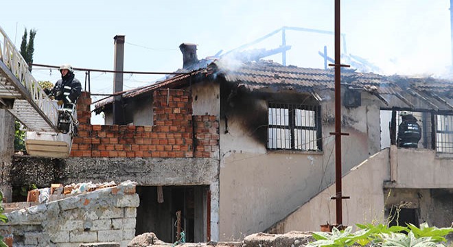 Antalya'da iki katlı metruk binada yangın