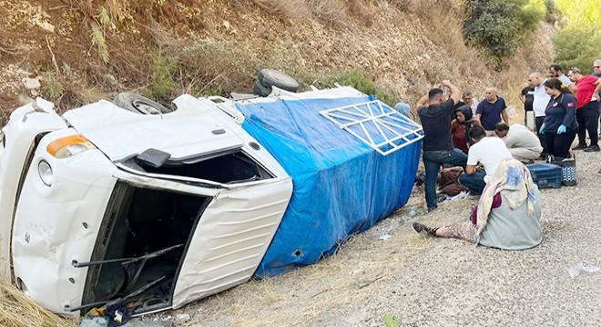 Antalya'da işçileri taşıyan kamyonet devrildi: 8 yaralı