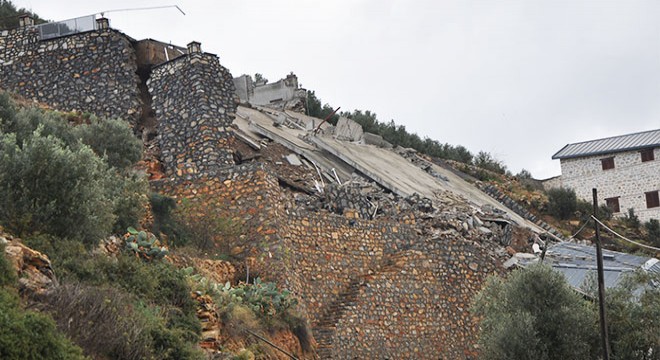 Antalya'da istinat duvarı yıkılan arazide 3 katlı inşaat çöktü