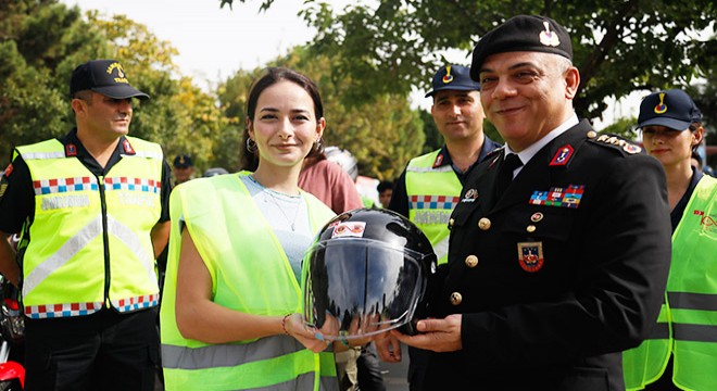 Antalya'da jandarma önce eğitim verdi, sonra kask hediye etti