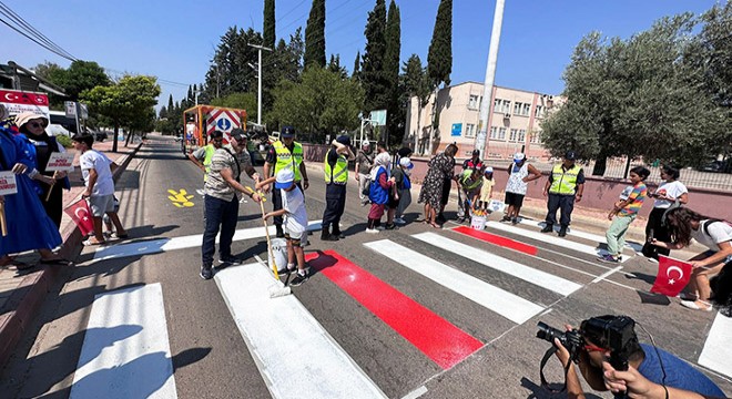 Antalya'da jandarma, özel bireylerle yaya geçidini boyadı