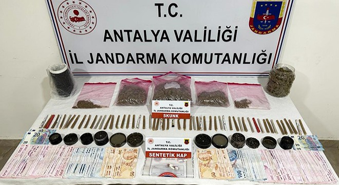 Antalya'da jandarma, uyuşturucu satıcısını kıskıvrak yakaladı