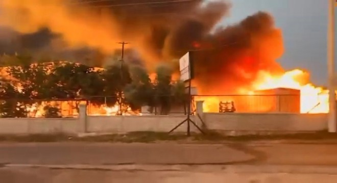 Antalya'da kağıt fabrikası yandı