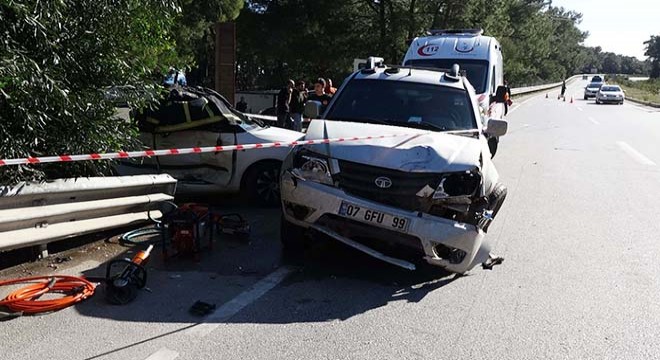 Antalya'da kamyonet ile çarpışan otomobildeki bakıcı öldü