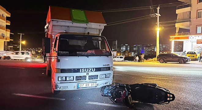 Antalya'da kamyonetle motosiklet çarpıştı: 1 yaralı