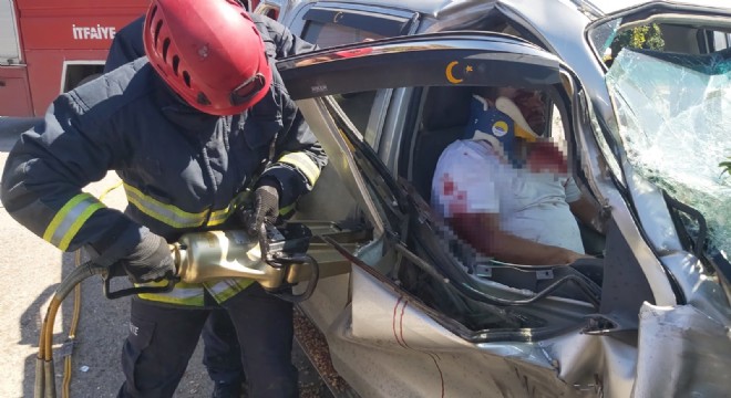 Antalya'da kamyonette sıkışan sürücüyü itfaiye kurtardı