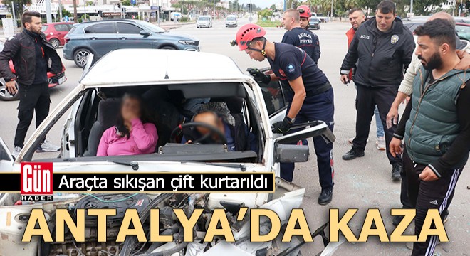 Antalya'da kaza! Araçta sıkışan çift kurtarıldı