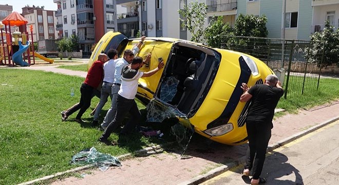 Antalya'da kaza yapan taksi yan yattı: 3 yaralı