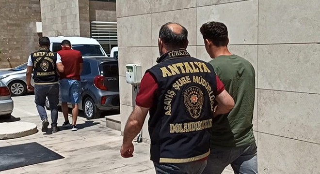 Antalya'da kendilerini polis ve savcı olarak tanıtan 2 kişi tutuklandı