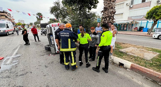 Antalya'da kontrolsüz kavşaktaki kazada kimse yaralanmadı