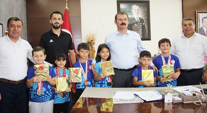 Antalya'da küçük sporcular Kaymakam Erdemir'i ziyaret etti