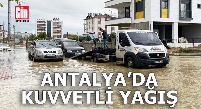 Antalya'da kuvvetli yağış; evlerin bahçeleri ile seraları su bastı