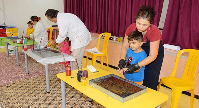 Antalya'da minik eller ebru sanatı ile tanıştı