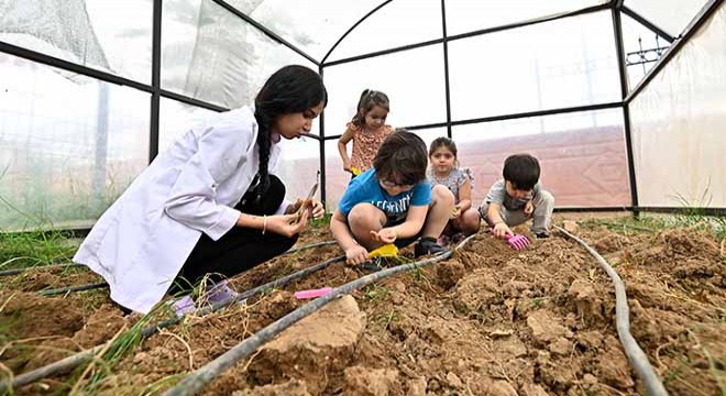 Antalya'da minik eller toprağa ilk tohumunu ekti