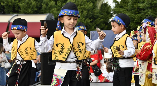 Antalya'da miniklerden 100. Yıl Cumhuriyet kutlaması