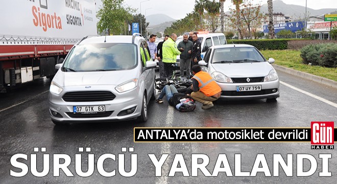 Antalya'da motosiklet devrildi, sürücü yaralandı