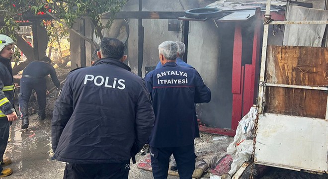 Antalya'da müstakil evdeki yangını itfaiye söndürdü