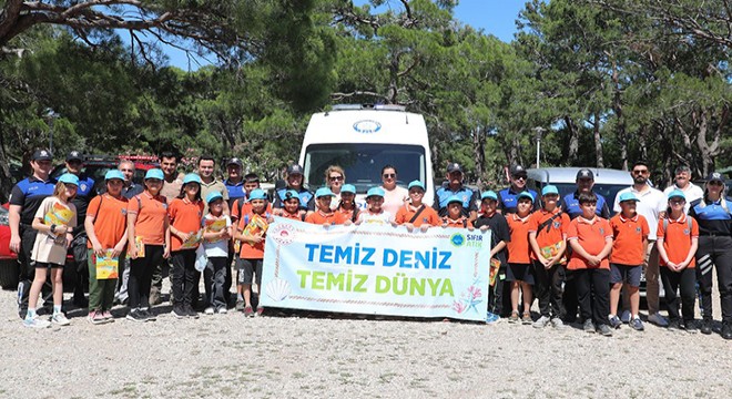 Antalya'da öğrencilerle piknik alanını temizlediler